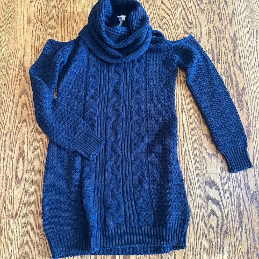 Francesca’s Navy Aubrielle Knit Cold Shoulder Dress Women’s S